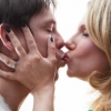 李亚鹏与新欢激吻 详解接吻的8种益